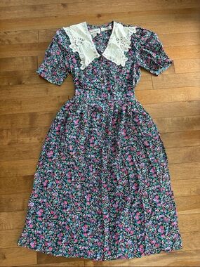 Vintage karin stevens Navy Floral Dress with White Lace Trim